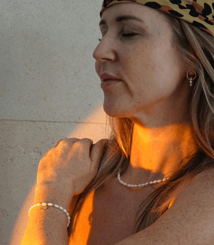 Produktfotografie Schmuckfotografie Armband und Halskette an einer Frau im Sonnenuntergang Perlen