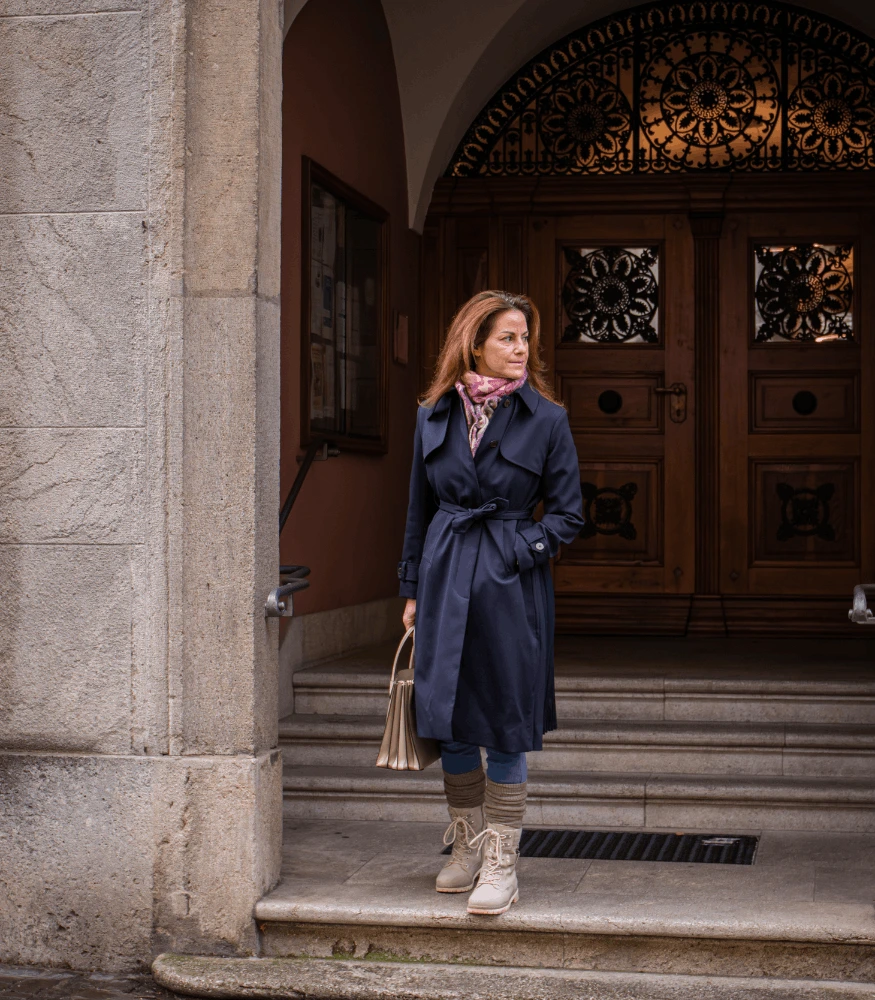 Commercial Shooting Modeshooting Frau in der Stadt mit einem blauen Mantel