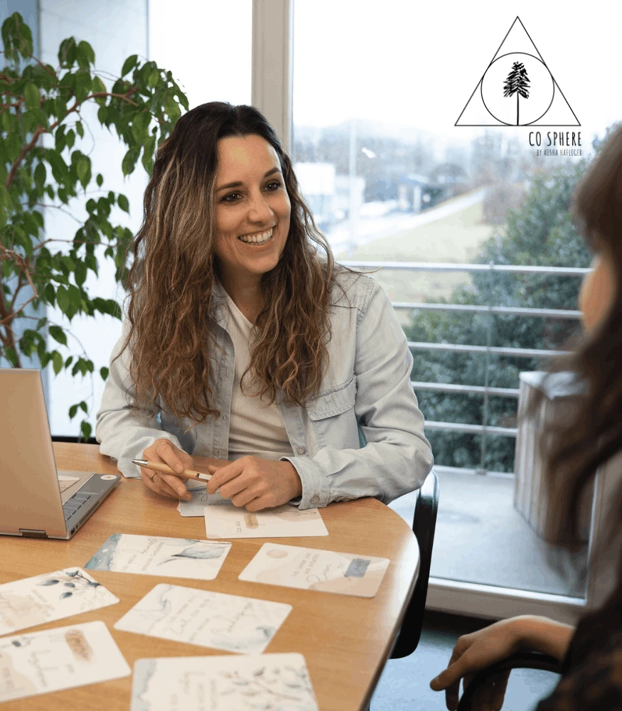 Personal Brand Shooting Frau bei Coaching am Tisch